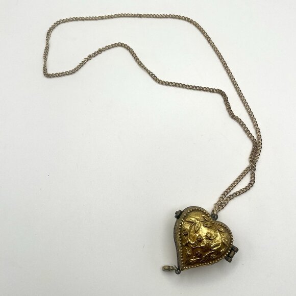 VTG Ornate Heart Trinket Locket Pendant Necklace Brass Floral Chunky Romantic - Picture 3 of 7